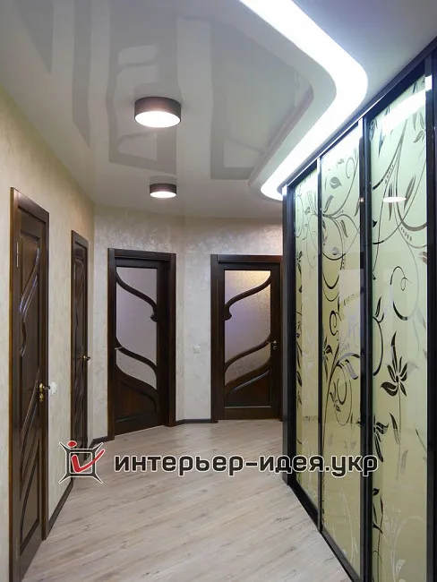 Фото ремонту просторого коридору